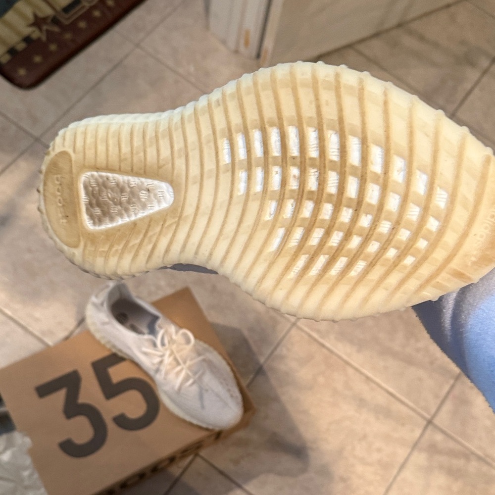Authentic Yeezy Boost 350 V2 in Cream White - Picture 2 of 3